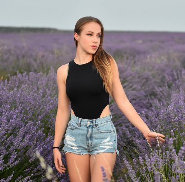 Gürcü lavanta tarlasında genç bir model.