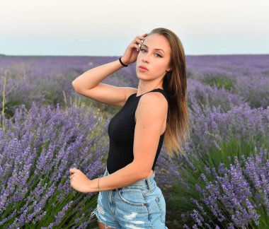 Gürcü lavanta tarlasında genç bir model.