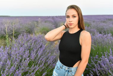 Gürcü lavanta tarlasında genç bir model.