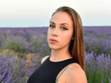 Gürcü lavanta tarlasında genç bir model.