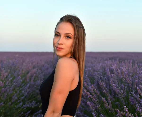 Ung Blodne Modell Vacker Lavendel Fält — Stockfoto