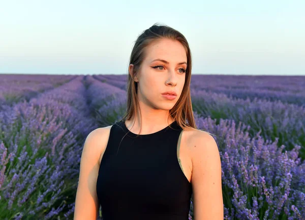 Giovane Modello Blodne Meraviglioso Campo Lavanda — Foto Stock