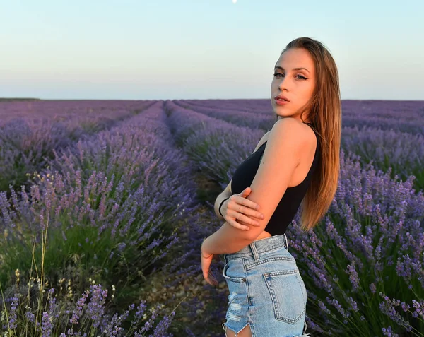 Een Jong Blodne Model Een Prachtig Lavendelveld — Stockfoto