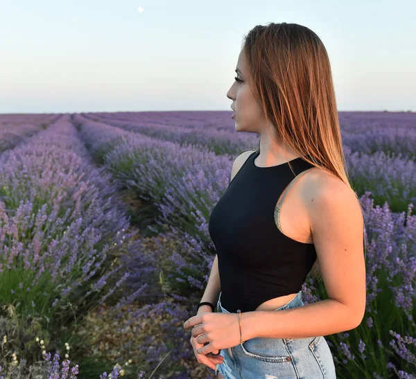 Ung Blodne Modell Vacker Lavendel Fält — Stockfoto