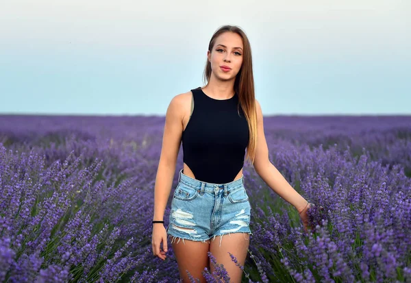 Young Blodne Model Georgeous Lavender Field — Stock Photo, Image