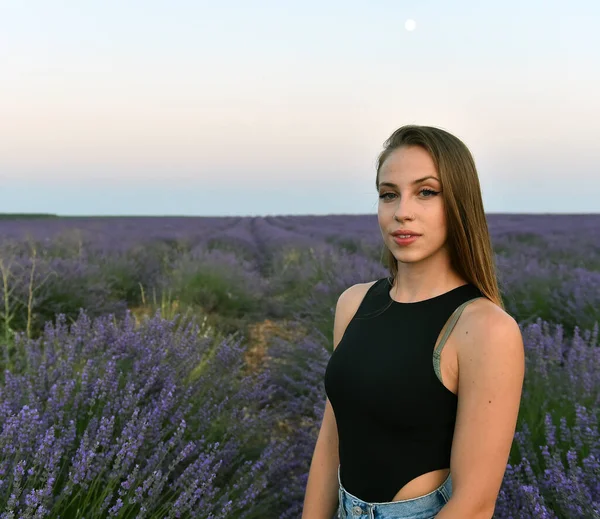 Ung Blodne Modell Vacker Lavendel Fält — Stockfoto