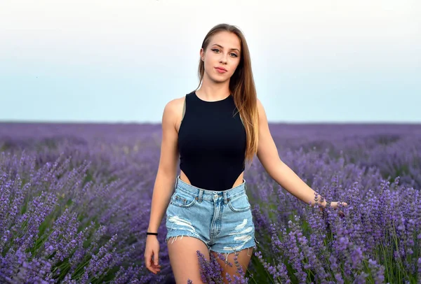 Giovane Modello Blodne Meraviglioso Campo Lavanda — Foto Stock