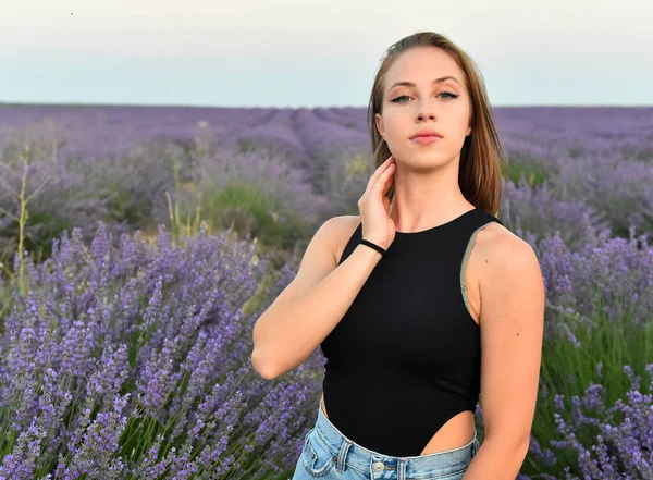 Giovane Modello Blodne Meraviglioso Campo Lavanda — Foto Stock