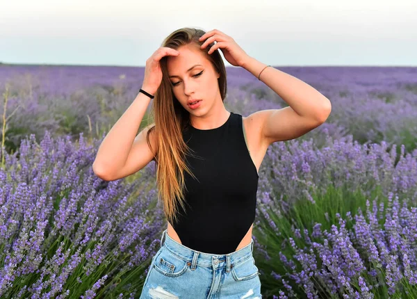 Giovane Modello Blodne Meraviglioso Campo Lavanda — Foto Stock