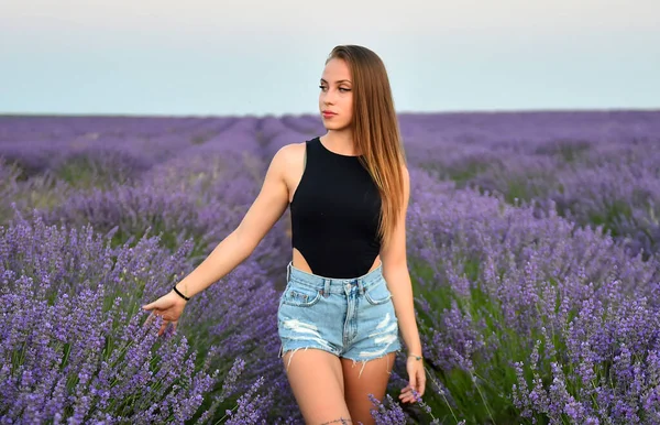 Una Joven Modelo Blodne Campo Lavanda Georgeous —  Fotos de Stock