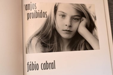 MADRID, SPAIN - 16 Kasım 2025: Brezilyalı sanatçı ve fotoğrafçı Fabio Cabral 'ın Anjos proibidos kitabı