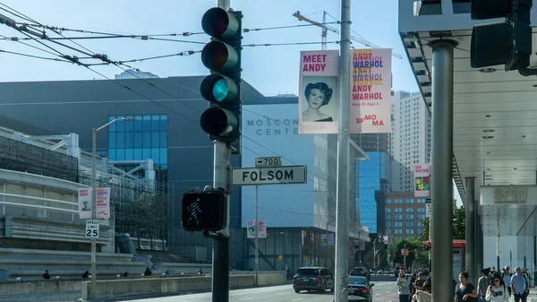 San Francisco, ABD - Ağustos 2019: Folsom Caddesi trafik ışıkları direğindeki tabela