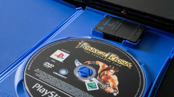 İstanbul, Türkiye - Ocak 2021: İran Prensi oyun diski ve PS2 video oyun sistemi için hafıza kartı Sony