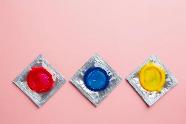 Primer Plano Varios Condones Color Sobre Fondo Rosa Concepto Sexo — Foto de Stock