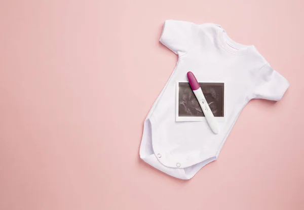 Positive Pregnancy Test Ultrasound Pregnancy Test Clothes Newborn Baby Pink — Stock Photo, Image