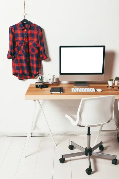 Oficina mínima sobre fondo blanco . — Foto de Stock