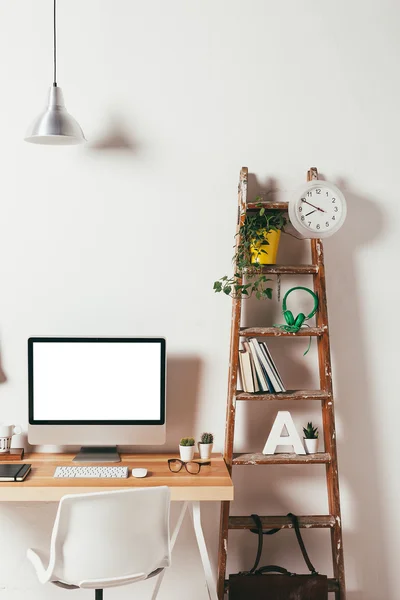 Minimales Büro auf weißem Hintergrund. — Stockfoto
