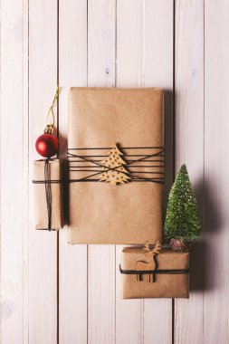 Noel el sanatları Hediyelik kutu ahşap arka plan üzerinde. 