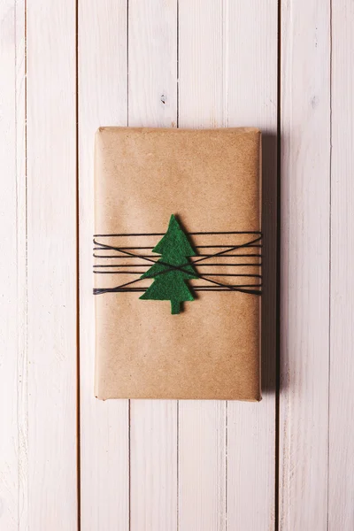 녹색 작은 나무 장식으로 크리스마스 공예 선물 상자. — 스톡 사진