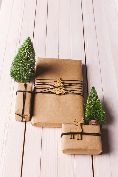 나무 배경 크리스마스 공예 선물 상자. — 스톡 사진