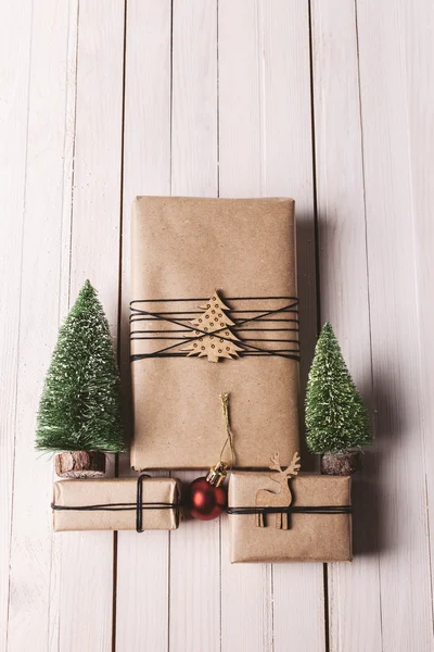 Scatole regalo di Natale artigianale su sfondo di legno . — Foto Stock