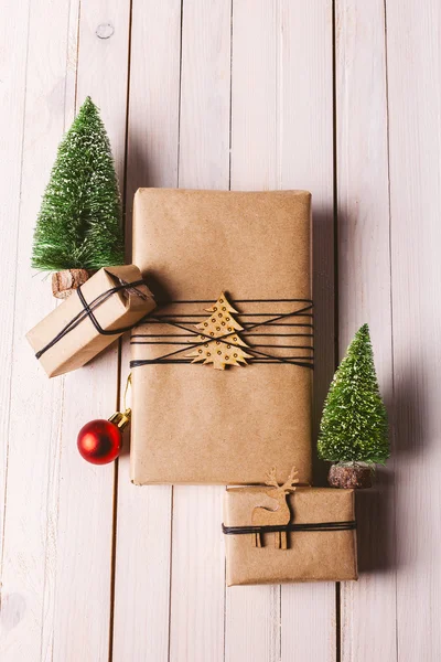 Weihnachten Handwerk Geschenk-Boxen auf Holz Hintergrund. — Stockfoto