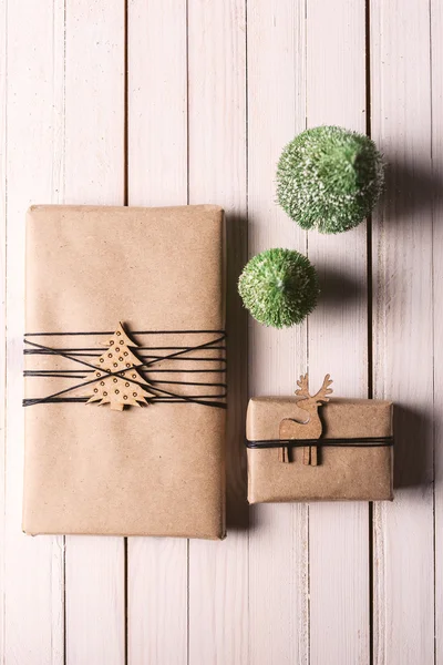 Weihnachten Handwerk Geschenk-Boxen auf Holz Hintergrund. — Stockfoto