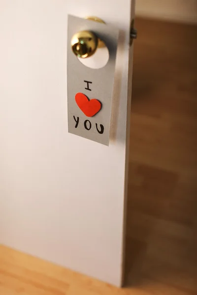 발렌타인 사랑 스러운 메시지는 문에 매달려. — 스톡 사진