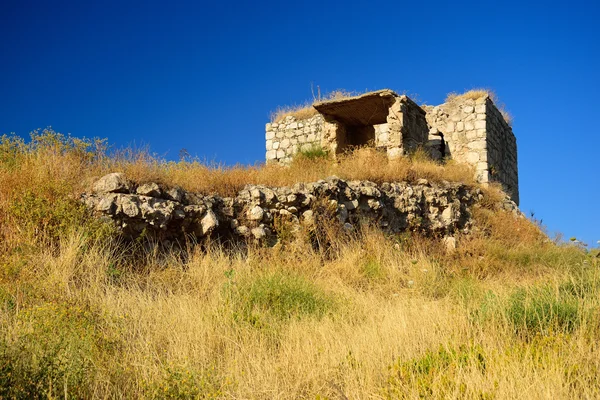 Ruínas abandonadas nas colinas . — Fotografia de Stock