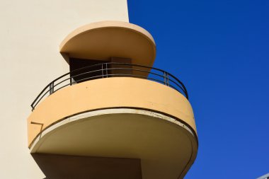 Tel Aviv'de bauhaus tarzında inşa edilmiş bir binanın balkon. İsrail. 