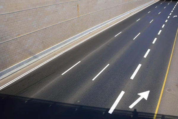 Spur Und Pfeilmarkierungen Auf Der Autobahn Die Fahrspuren Und Fahrtrichtung — Stockfoto