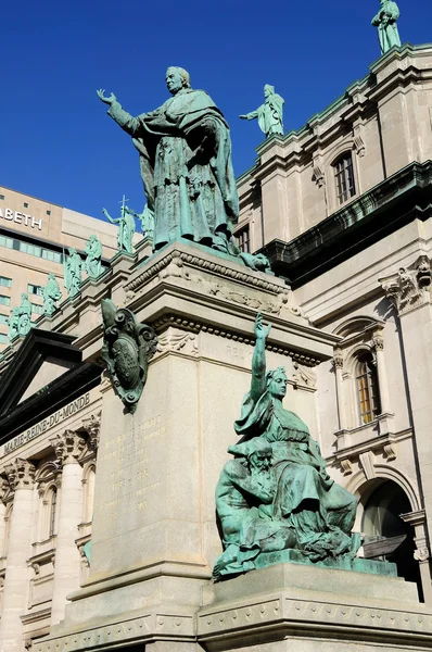 A estátua do bispo Ignace Bourget . Imagens De Bancos De Imagens