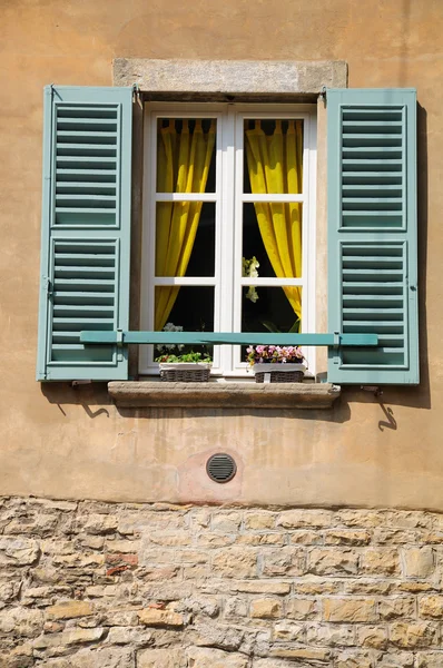 Eski pencere perdeleri ile. — Stok fotoğraf