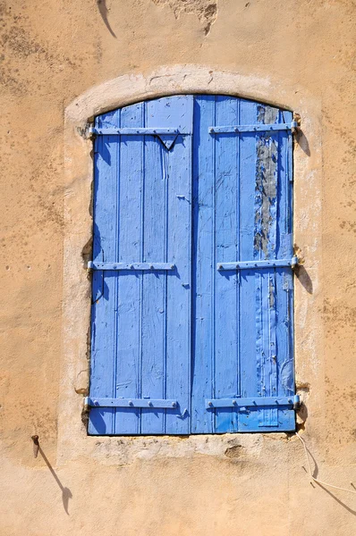 Stary okiennicami w kolorze niebieskim. — Zdjęcie stockowe