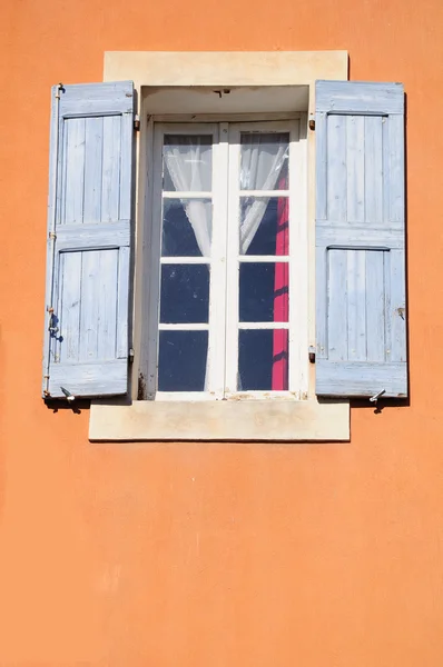 Franska hus fönster. — Stockfoto