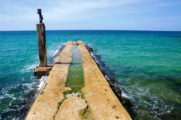 Abandoned ramshackle pier. — Stock Photo, Image