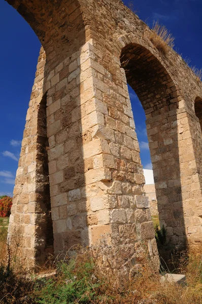 Ancient roman aqueduct. — Stock Photo, Image