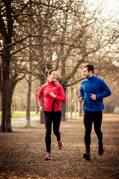 Paar joggt zusammen — Stockfoto