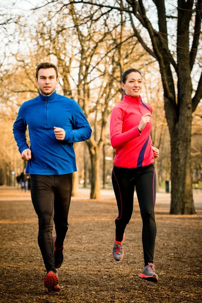 Paar joggt zusammen — Stockfoto