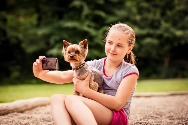 Vastleggen van momenten kind en hond — Stockfoto