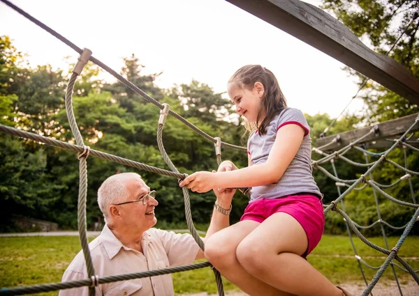 Gelukkig grootvader met kleinkind — Stockfoto