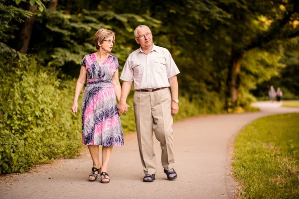 Senior par promenader i parken — Stockfoto