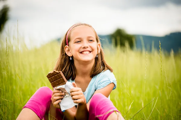 Fille appréciant chocolat — Photo