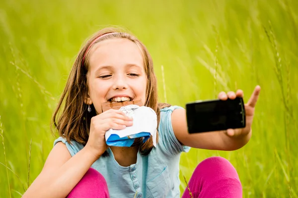 Selfie - criança com chocolate — Fotografia de Stock