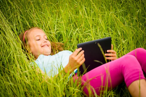 Mobiliteit - kijken tablet buiten — Stockfoto