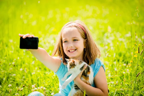 Selfie dítě a kočka — Stock fotografie