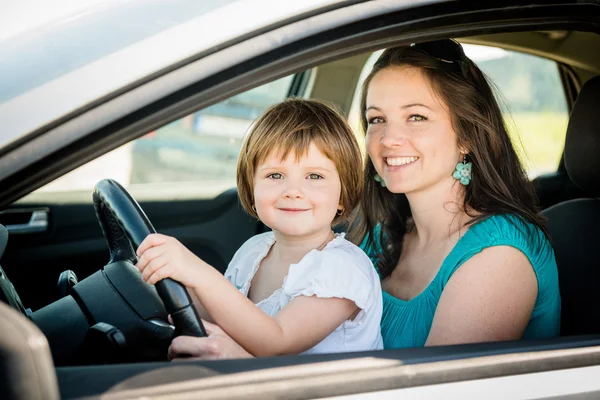 Anya és gyermeke, autó vezetés — Stock Fotó