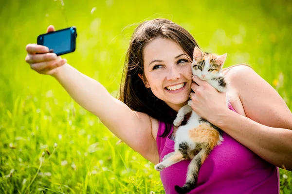 Selfie kobieta i kot — Zdjęcie stockowe