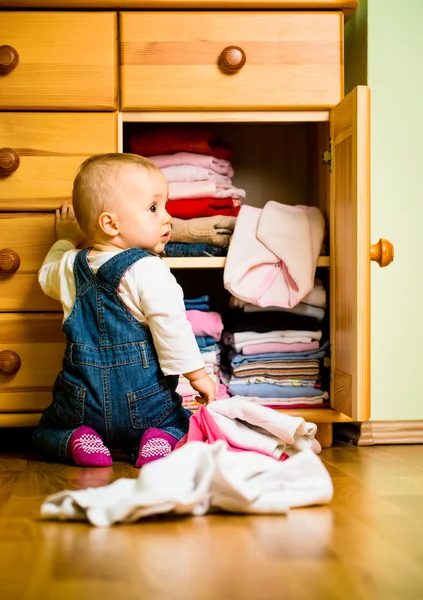 Tarefas domésticas - bebê joga fora roupas — Fotografia de Stock