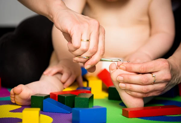 Madre y bebé - cortar las uñas — Foto de Stock